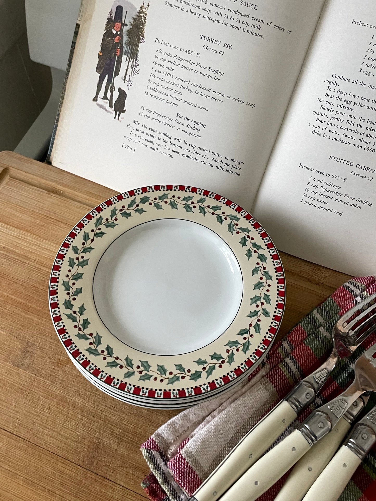 Cranberry Lane Appetizer Plates, Set of 4