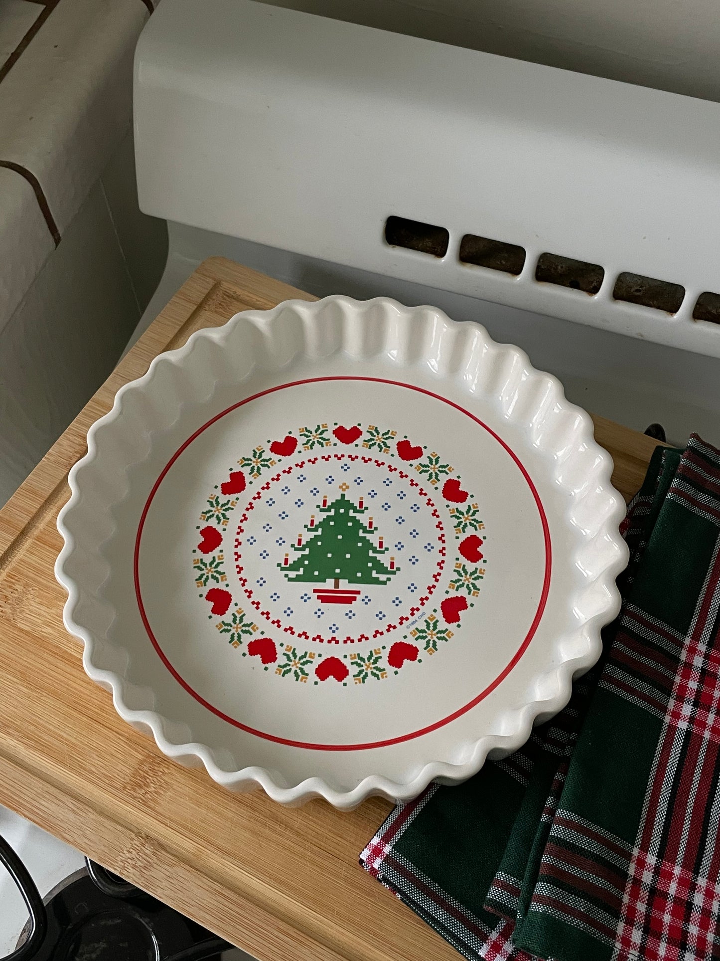 Vintage 1984 Needlepoint Quiche Dish