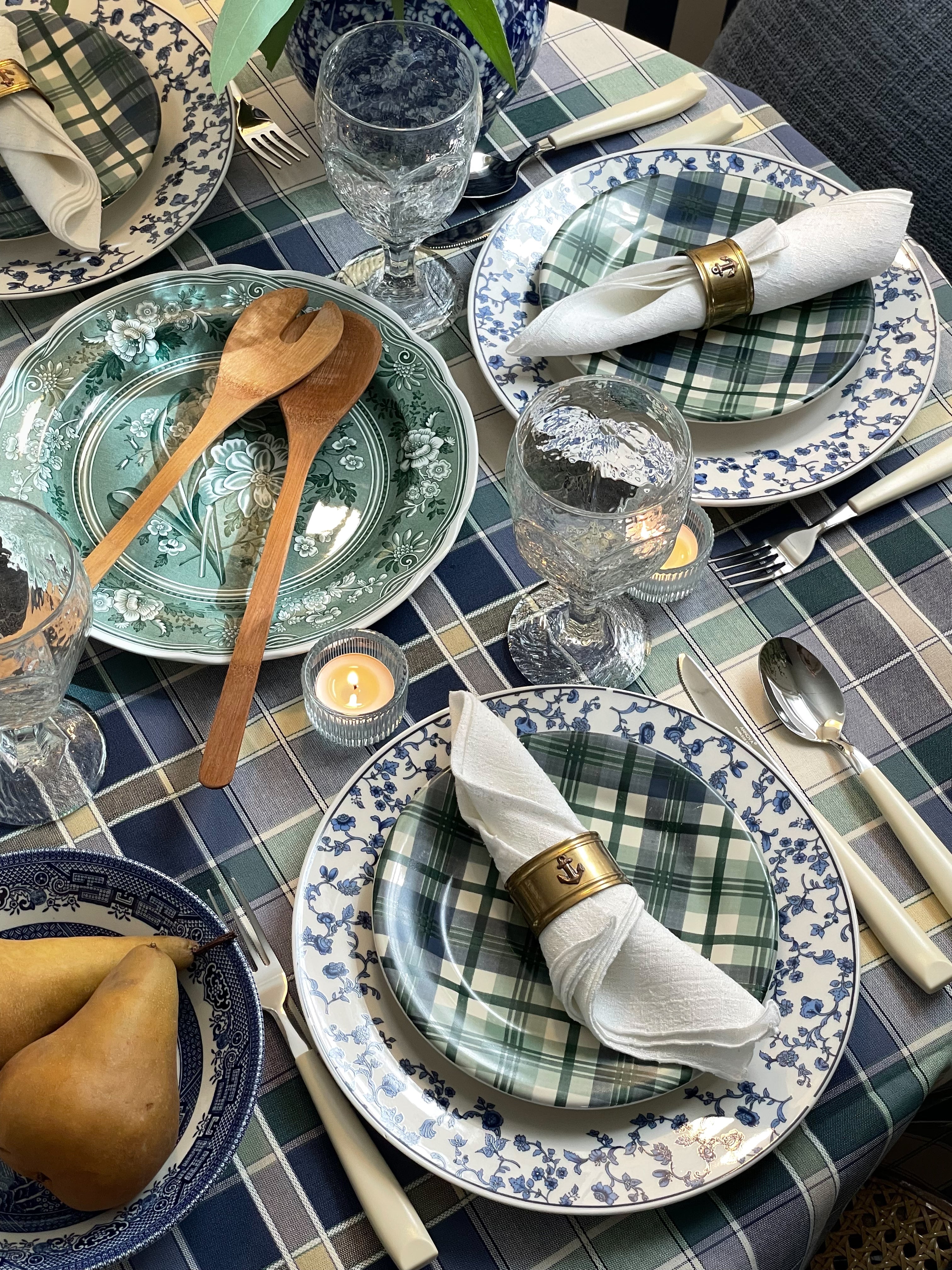 Carlton Sette, Table for 4