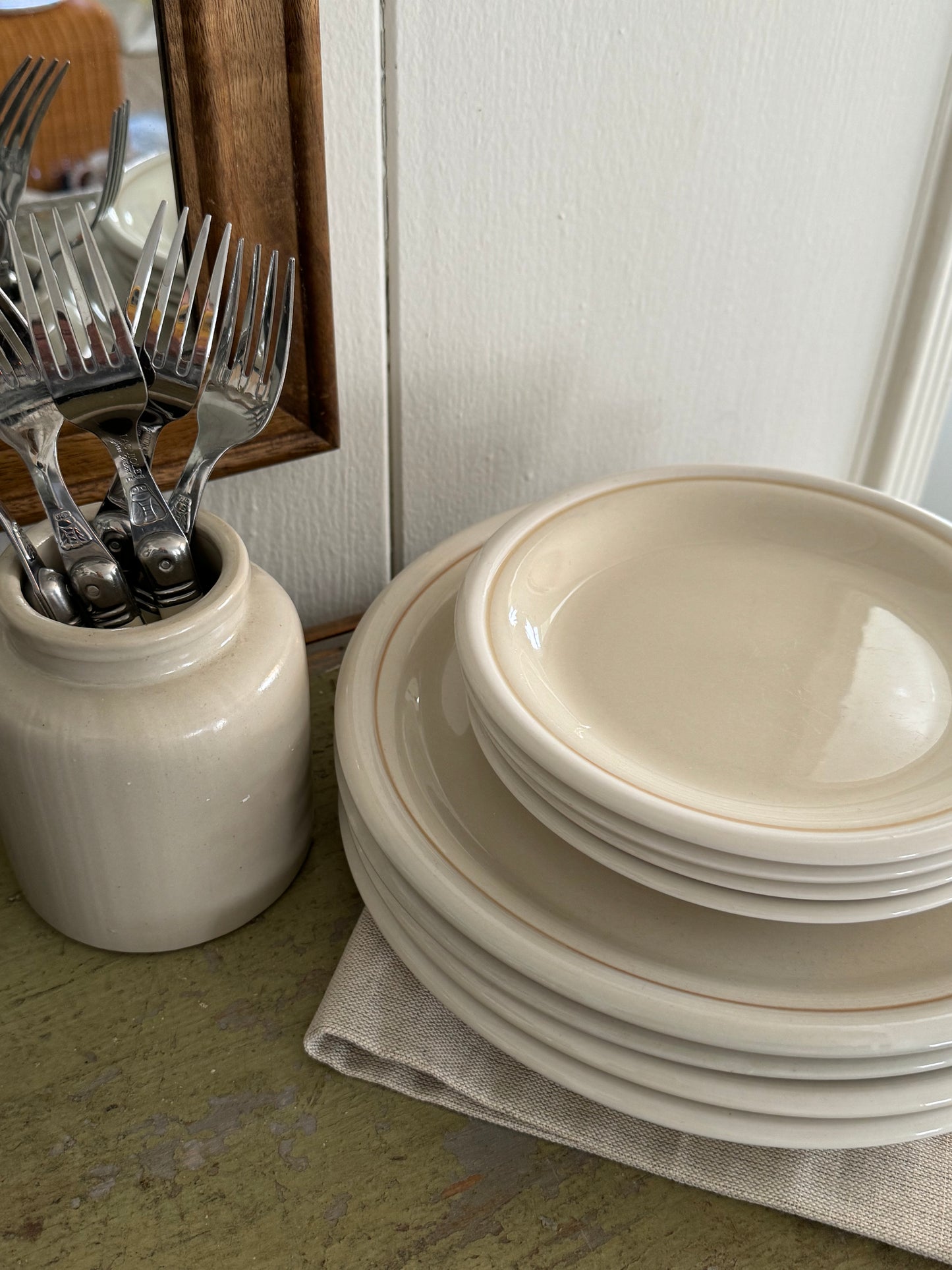 Buttermilk Stoneware Plate Sette