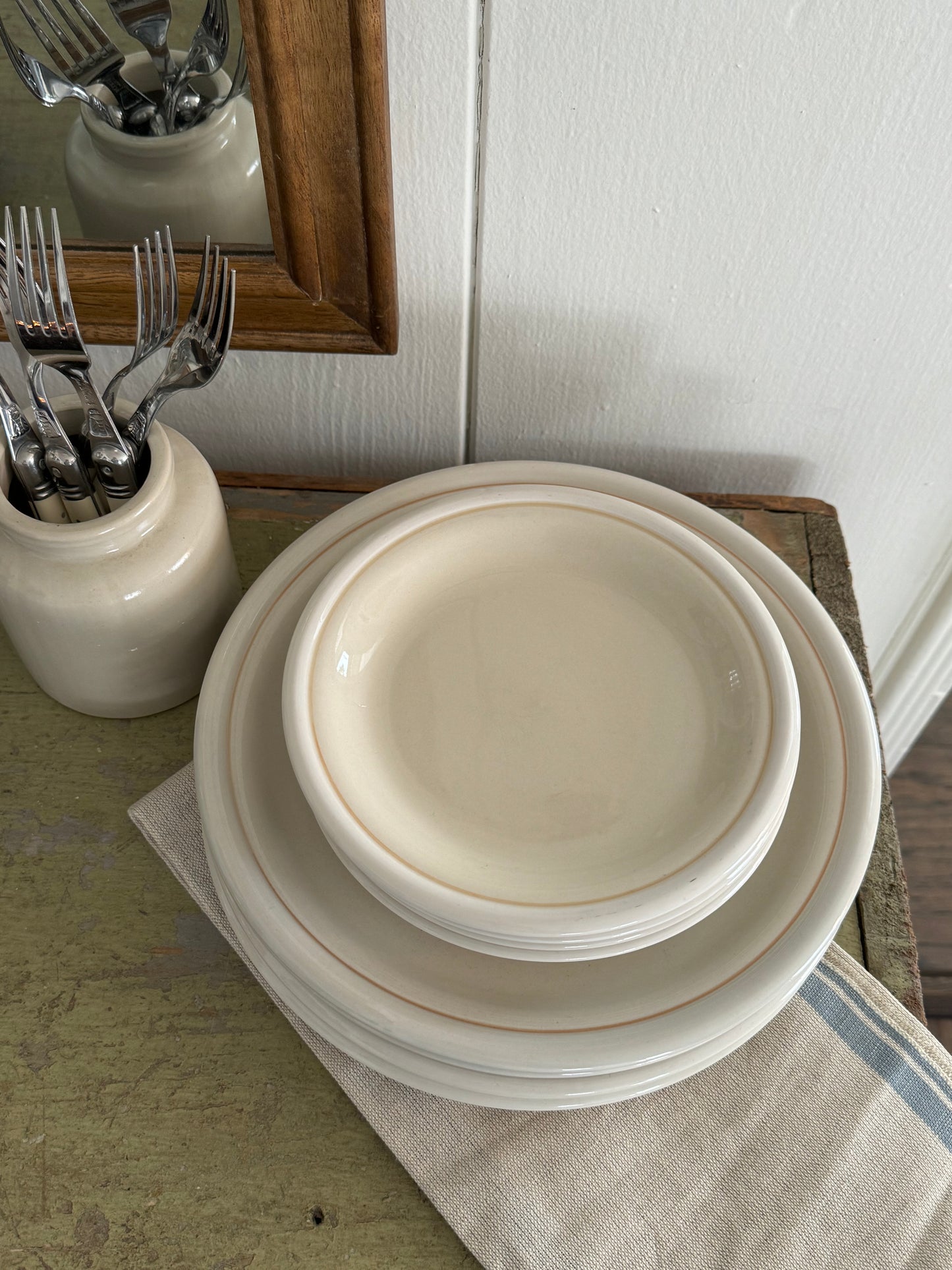 Buttermilk Stoneware Plate Sette