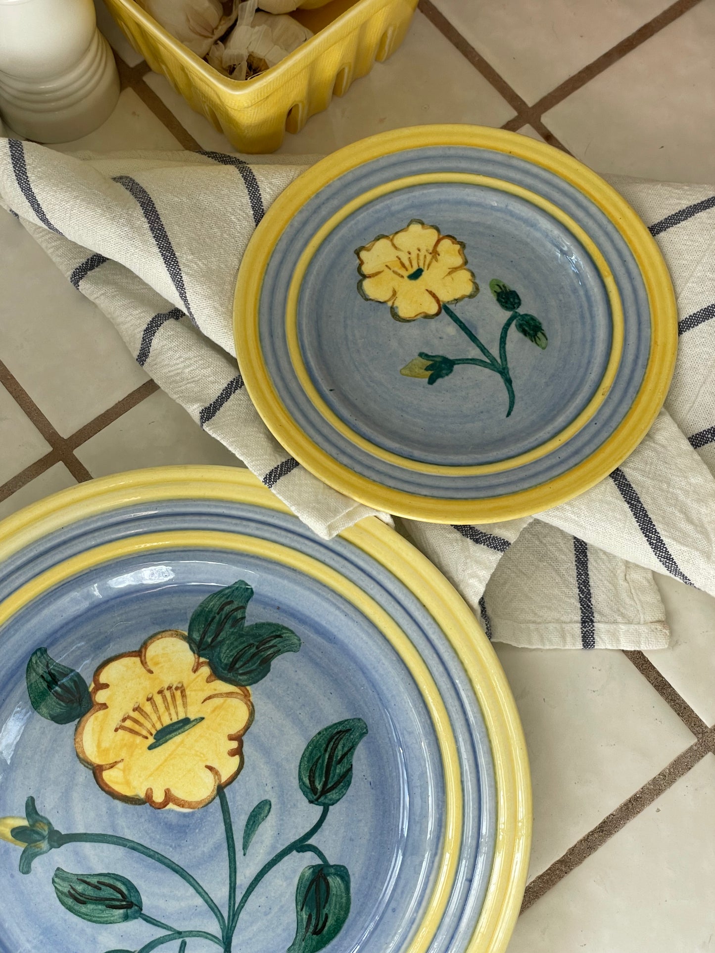 Yellow Lillies 2-Piece Serving Plate Set