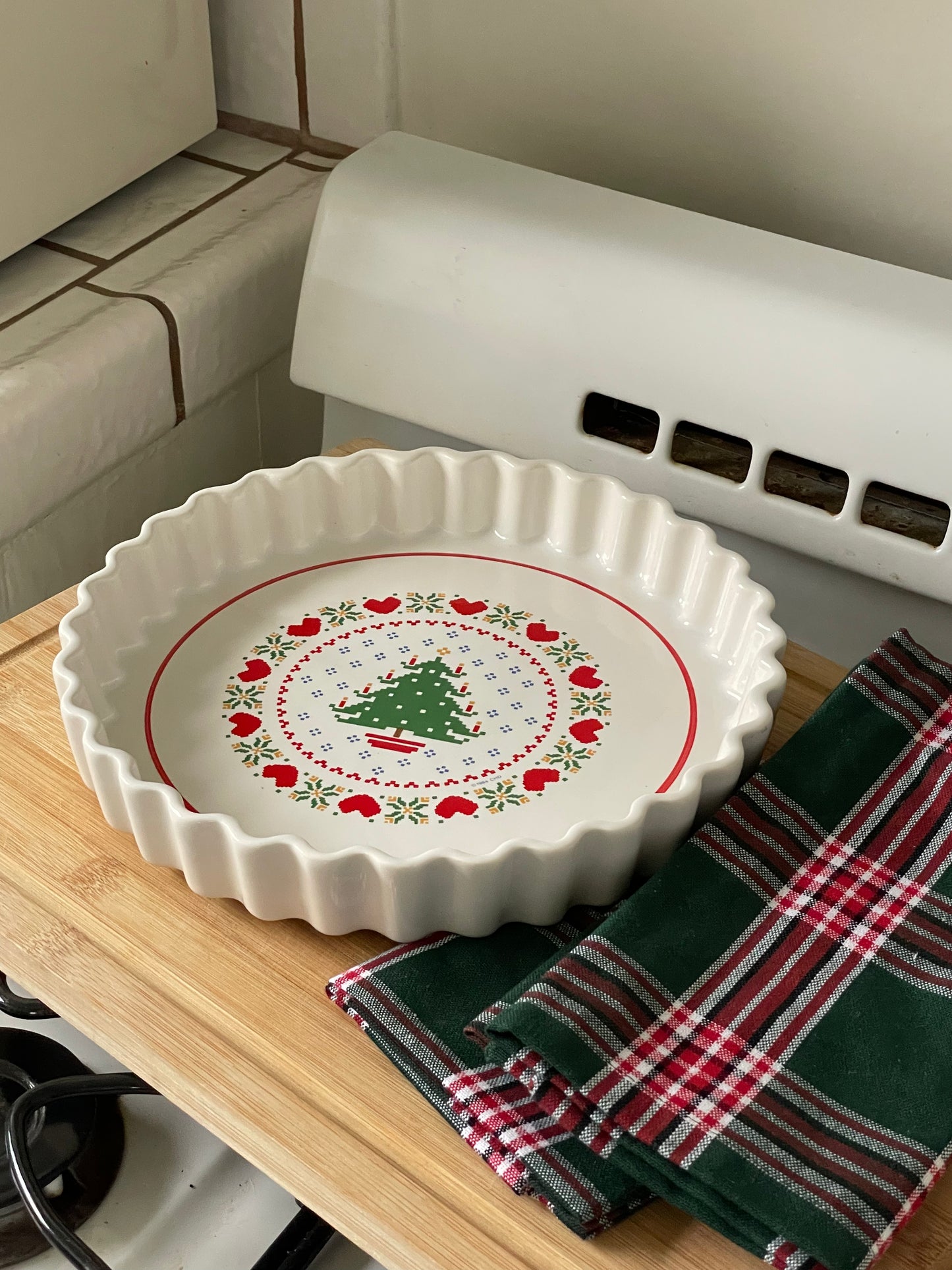 Vintage 1984 Needlepoint Quiche Dish